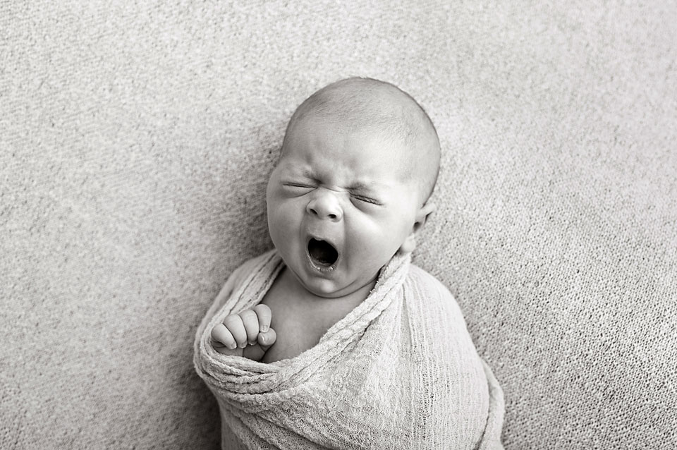 baby-yawning