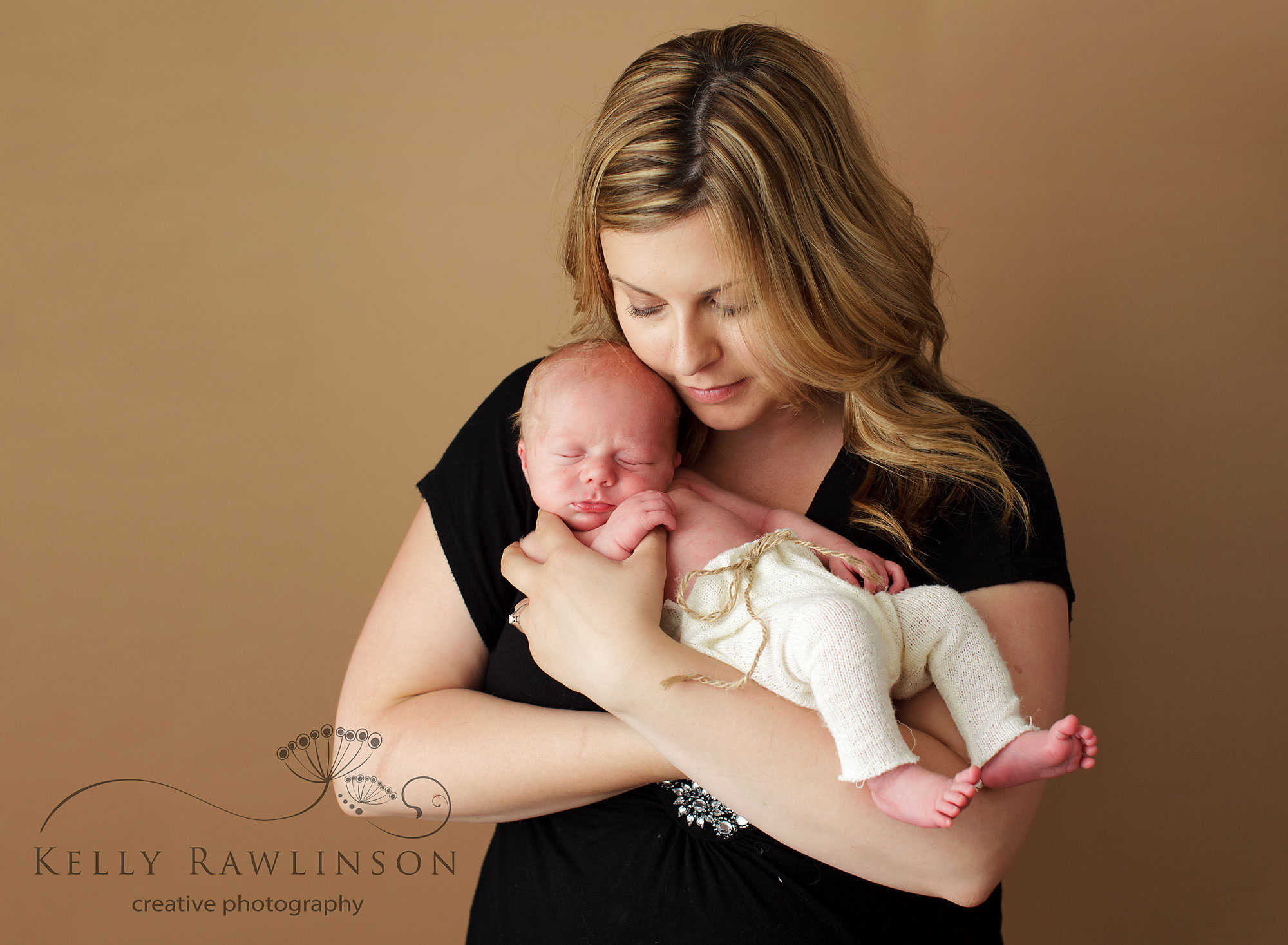 mom and baby, professional photographer in uxbridge, 