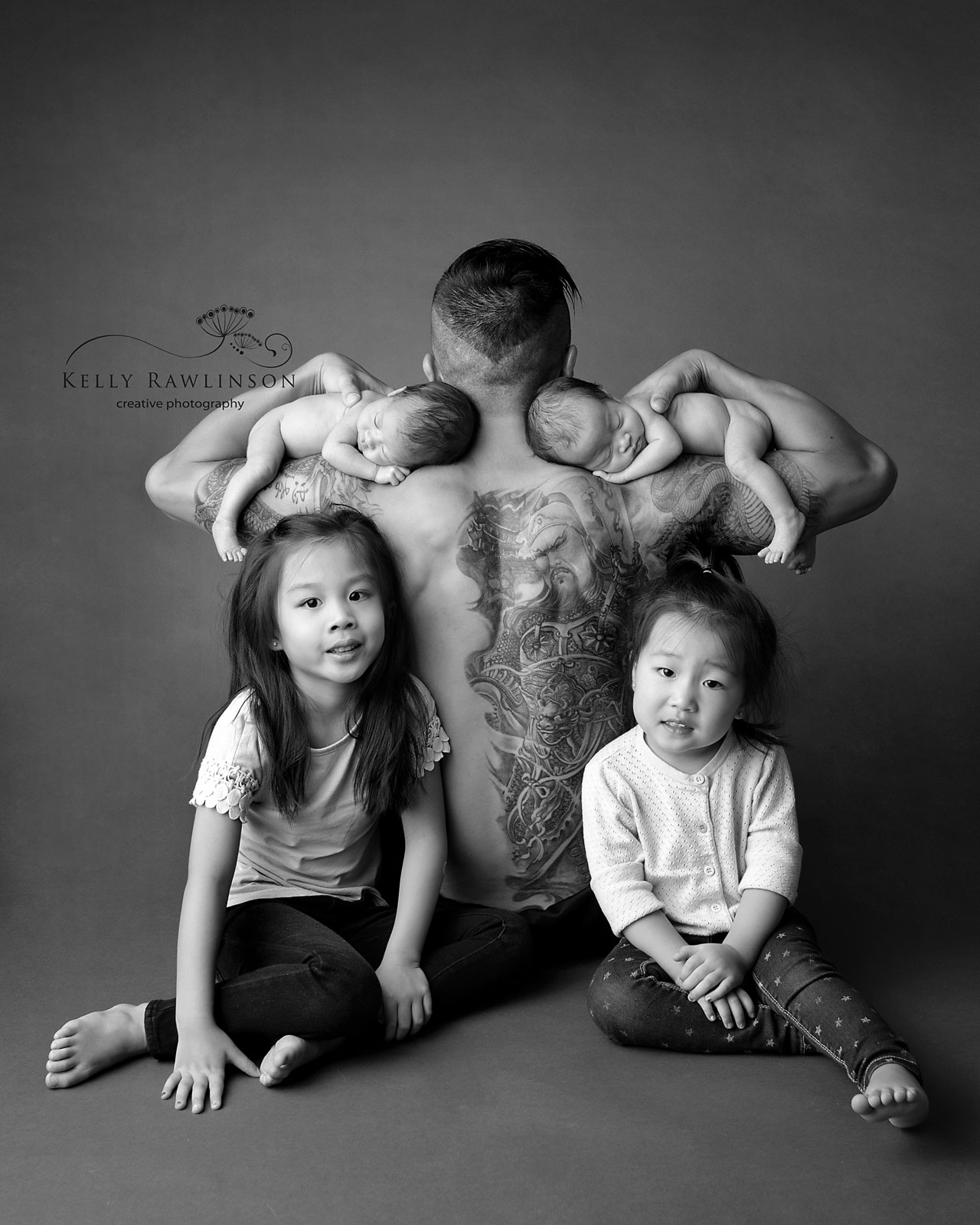 Aurora twins in dad's arms with 2 older sisters