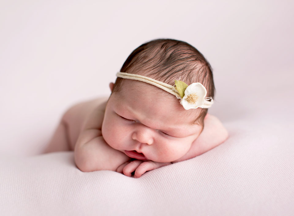 Professional newborn photographer in Keswick Ontario