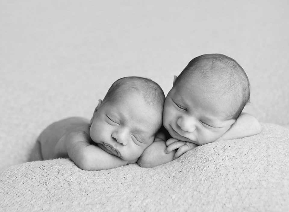 Twin newborn photo in Newmarket Ontario