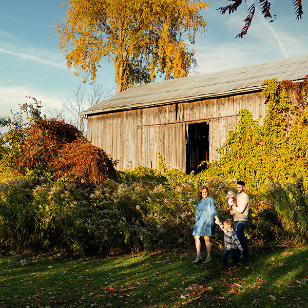 Fall Family photo session near Newmarket Ontario. This image features fall colours and a barn in the background