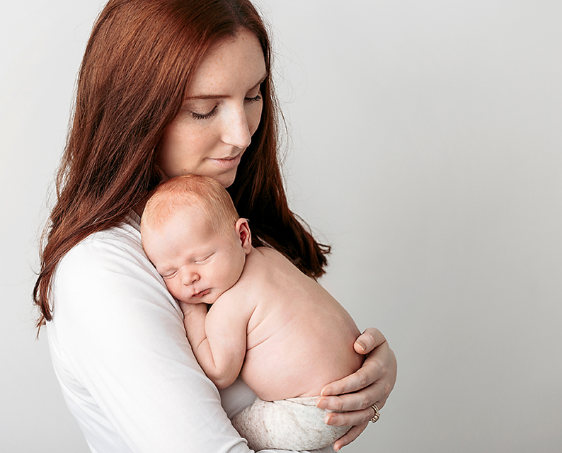 newborn-photography-georgina-mom-and-baby